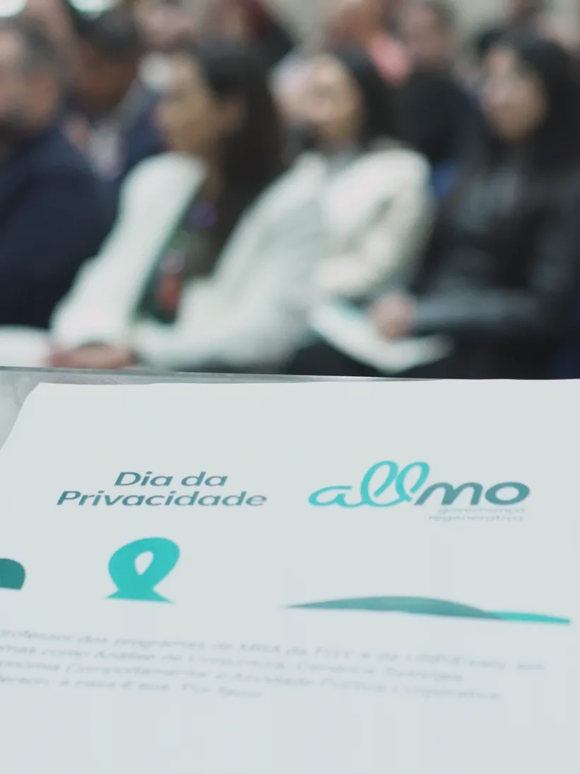 Material do Dia da Privacidade da Allmo diante da plateia de um evento