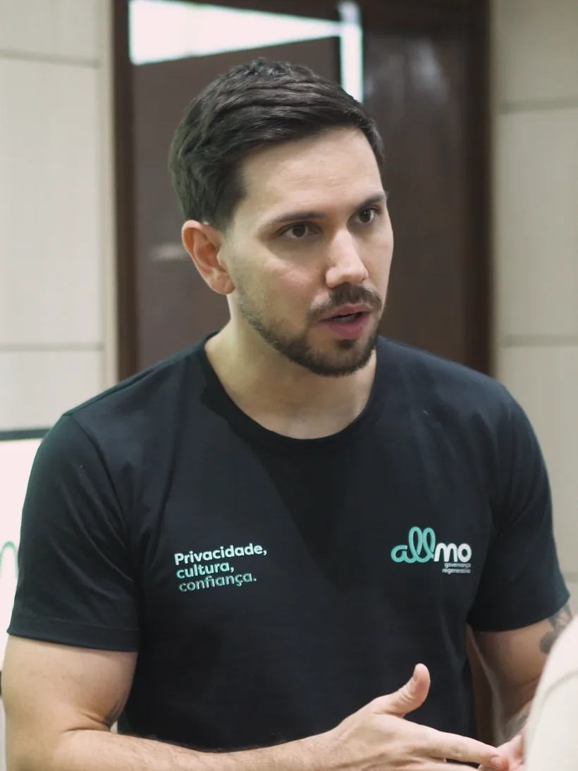 Gustavo, sócio da Allmo, de camiseta 'Privacidade, cultura, confiança', em conversa
