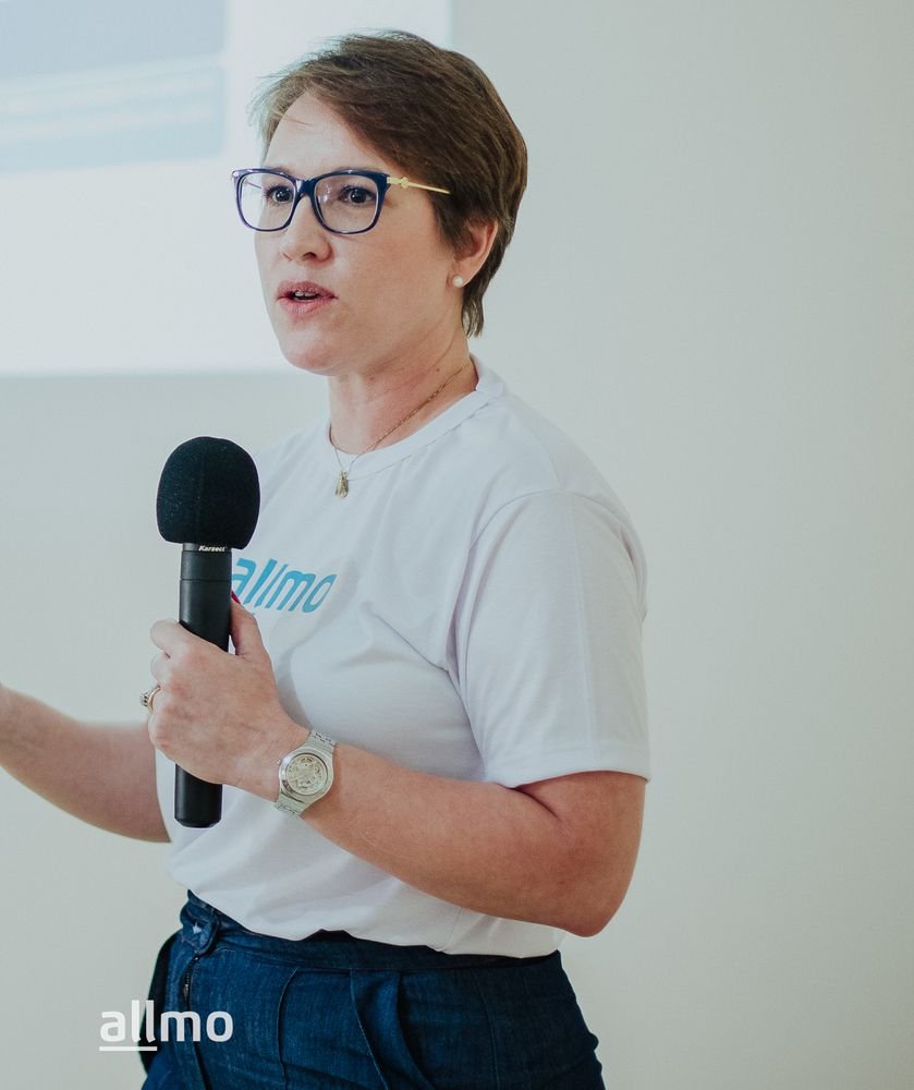 Maria Mercedes conduzindo uma formação